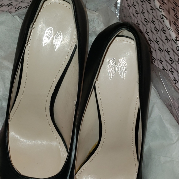 Victoria Secret  4" Leather Point Toe Stilettos - Picture 4 of 8